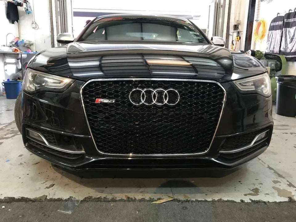 Parrilla estilo RS5 para Audi A5 12-16 Negra con Borde Cromado.