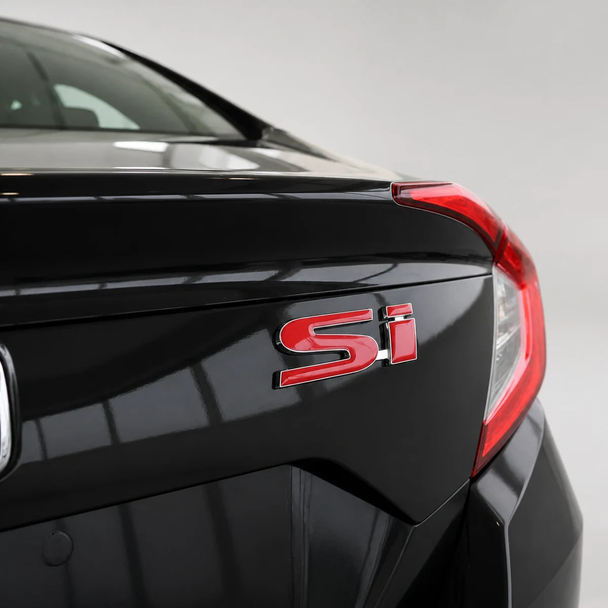 Logo Si Rojo New Civic 06-11 Trasero Autoadhesivo. [irp-catalog:insi026-gallery-2-c.webp:efc64b4b29998343]