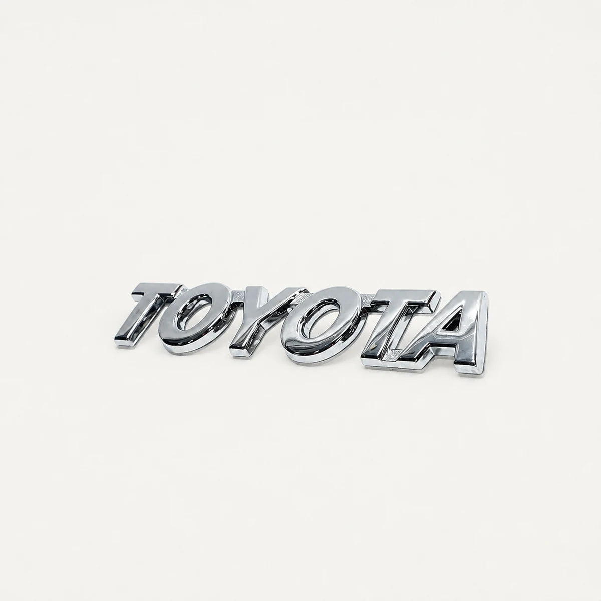Emblema de Toyota Hilux palabra TOYOTA Cromado 150X28mm. [irp-catalog:insi035-gallery-2-c.webp:c3c71408f7bca66e]