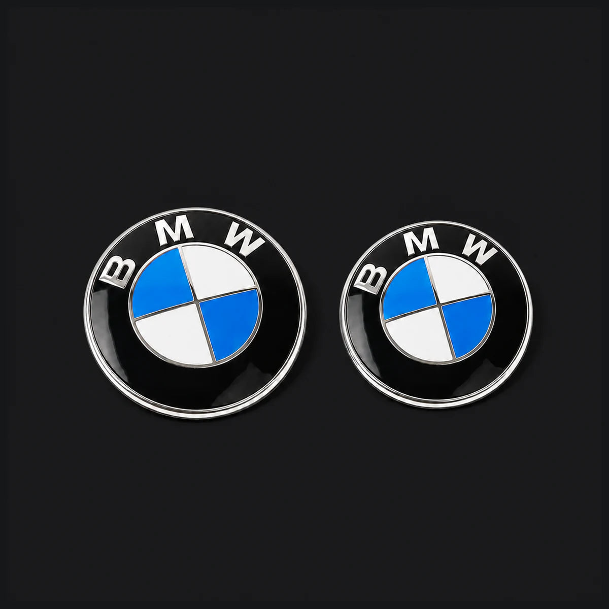 Kit X2 Emblemas BMW Capot y Baúl 82mm/73mm Insignias OEM. [IRP-CATALOG:KIT-X2-BMW-73MM-82MM-OEM-1-O.webp:564eec45c09805cc]