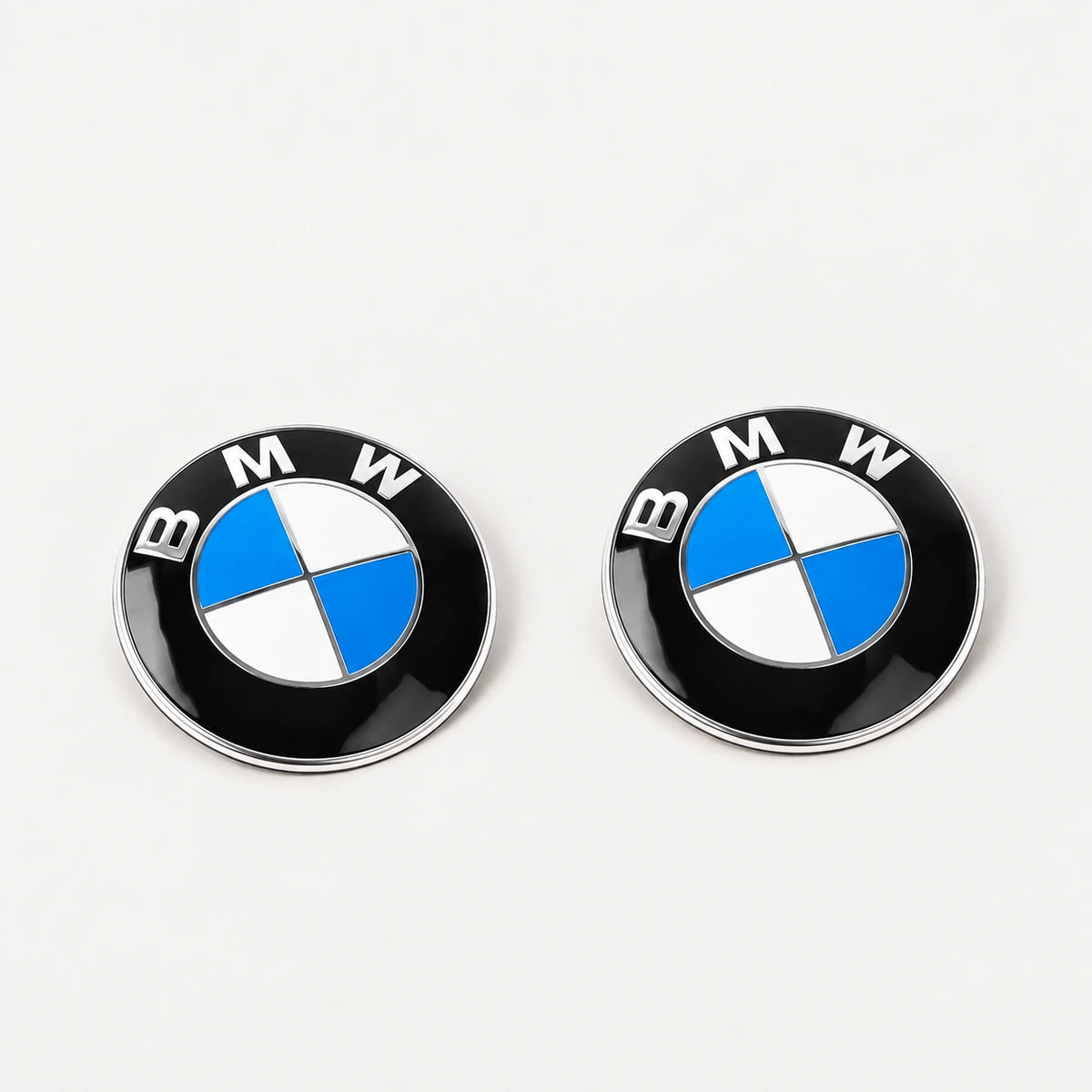 Kit Emblemas BMW Capot y Baúl 82mm OEM Serie 1 3 5 X1. [IRP-CATALOG:KIT-X2-BMW-82MM-OEM-GALLERY-1-C-ac14fb7b2628d8b3.webp:ac14fb7b2628d8b3]
