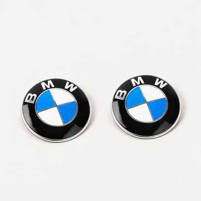 Kit Emblemas BMW Capot y Baúl 82mm OEM Serie 1 3 5 X1. [IRP-CATALOG:KIT-X2-BMW-82MM-OEM-GALLERY-1-C-ac14fb7b2628d8b3.webp:ac14fb7b2628d8b3]